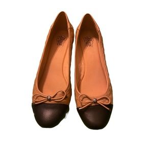 GH Bass Tan Black Closed Toe Wedge Quilted Pattern Leather Heels Size 10